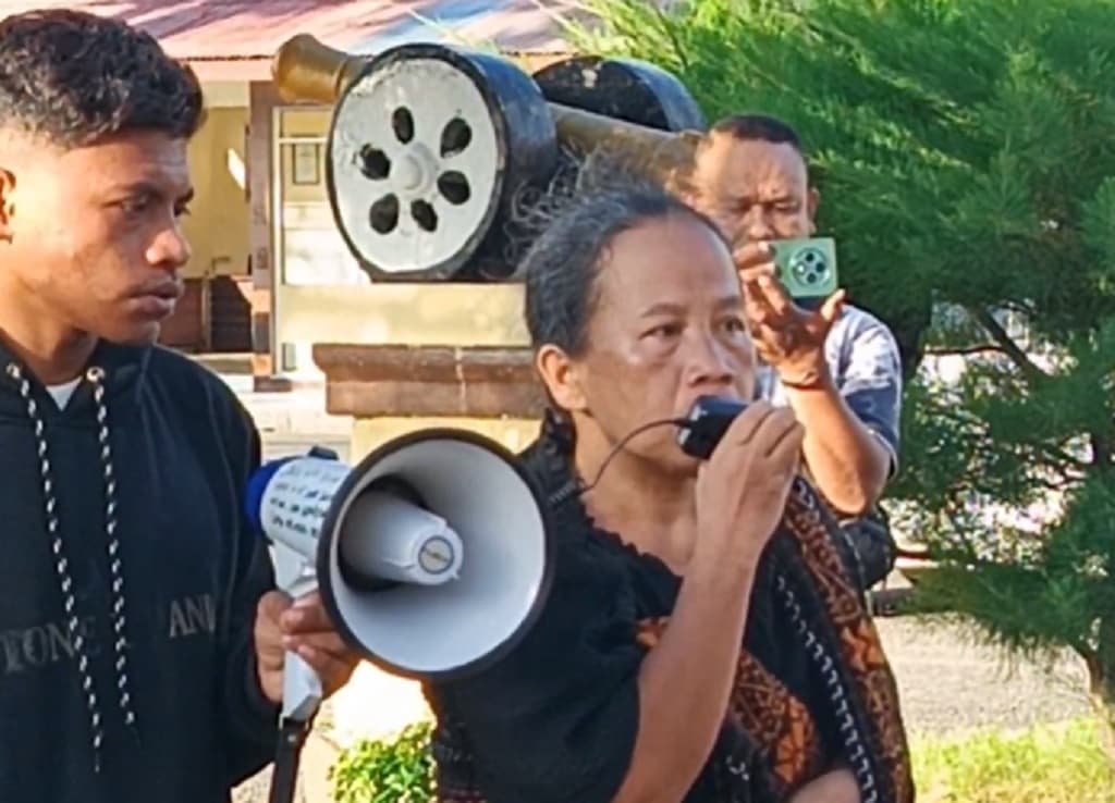 Kecewa Vonis 10 Tahun, Keluarga Siswi SMP yang Dibunuh Kakak Kelas Duduki Polres Sikka Kecewa Vonis 10 Tahun, Keluarga Siswi SMP yang Dibunuh Kakak Kelas Duduki Polres Sikka