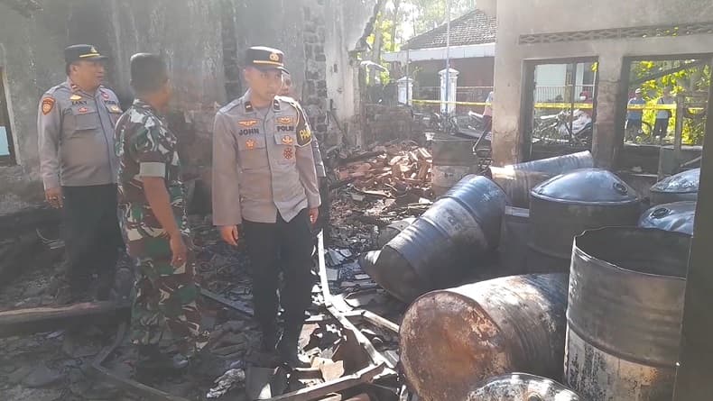 Kebakaran Disertai Ledakan Gudang Oli Bekas dan Solar di Ponorogo, 2 Petugas Damkar Terluka Kebakaran Disertai Ledakan Gudang Oli Bekas dan Solar di Ponorogo, 2 Petugas Damkar Terluka