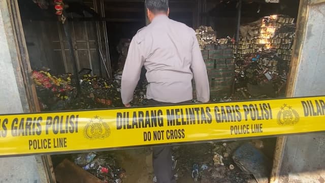 Toko Grosir di Jombang Terbakar Hebat Dilempar Molotov oleh OTK, Polisi Periksa CCTV Toko Grosir di Jombang Terbakar Hebat Dilempar Molotov oleh OTK, Polisi Periksa CCTV
