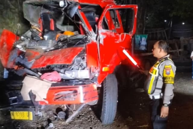 Kecelakaan Maut Truk Kontainer Tabrak Pohon di Pasuruan, Sopir dan Kernet Tewas Kecelakaan Maut Truk Kontainer Tabrak Pohon di Pasuruan, Sopir dan Kernet Tewas