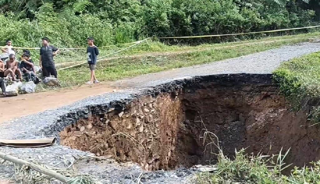 Jalan Longsor Mirip Sinkhole di Limapuluh Kota, 2.000 Warga Terisolasi Jalan Longsor Mirip Sinkhole di Limapuluh Kota, 2.000 Warga Terisolasi