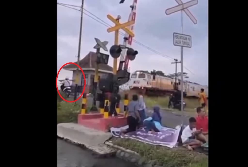 Terekam CCTV! Detik-Detik Pemotor Tewas Tertabrak Kereta Api Sangkuriang di Jember Terekam CCTV! Detik-Detik Pemotor Tewas Tertabrak Kereta Api Sangkuriang di Jember