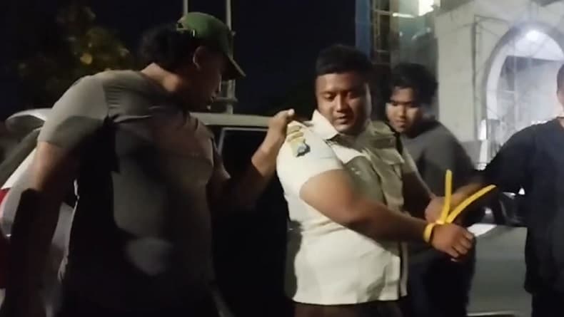 Usai Bunuh Rekan Kerja, Satpam di Surabaya Tetap Bekerja untuk Hilangkan Kecurigaan Usai Bunuh Rekan Kerja, Satpam di Surabaya Tetap Bekerja untuk Hilangkan Kecurigaan