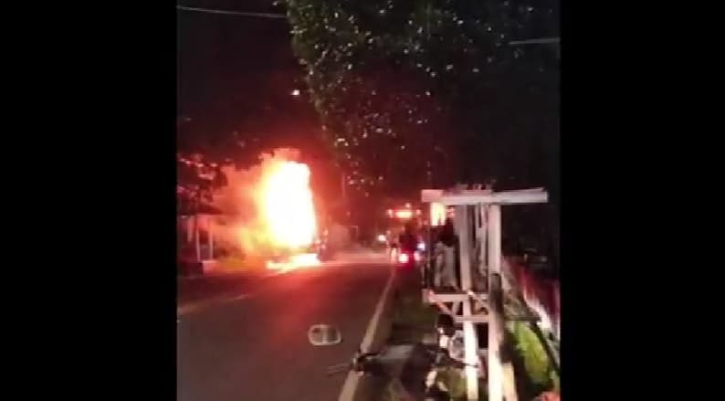 Bus di Jember Hangus Terbakar Saat Melintas di Jalan Arwana Bus di Jember Hangus Terbakar Saat Melintas di Jalan Arwana