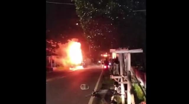 Bus di Jember Hangus Terbakar Saat Melintas di Jalan Arwana Bus di Jember Hangus Terbakar Saat Melintas di Jalan Arwana