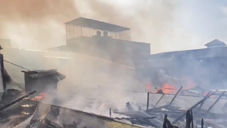 Kebakaran Hebat di Medan, 3 Rumah dan Tempat Kos Ludes Dilalap Api Kebakaran Hebat di Medan, 3 Rumah dan Tempat Kos Ludes Dilalap Api