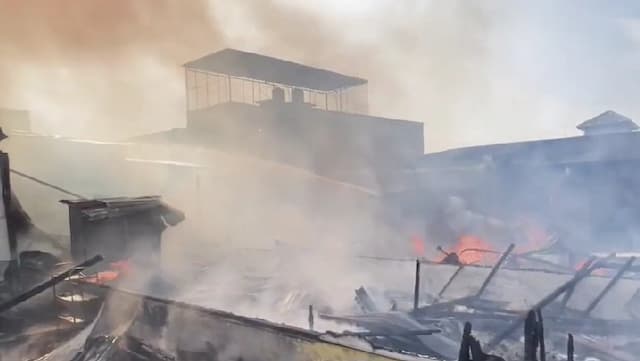 Kebakaran Hebat di Medan, 3 Rumah dan Tempat Kos Ludes Dilalap Api Kebakaran Hebat di Medan, 3 Rumah dan Tempat Kos Ludes Dilalap Api