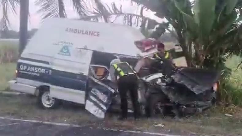 Ambulans GP Ansor Ringsek Tabrakan dengan Truk di Purworejo, 1 Orang Tewas 2 Luka Ambulans GP Ansor Ringsek Tabrakan dengan Truk di Purworejo, 1 Orang Tewas 2 Luka