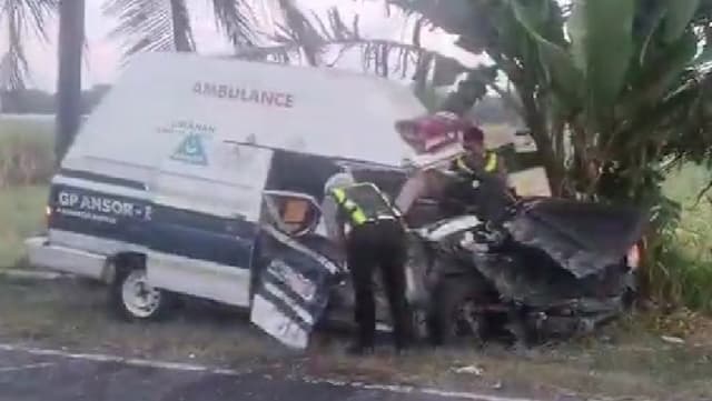 Ambulans GP Ansor Ringsek Tabrakan dengan Truk di Purworejo, 1 Orang Tewas 2 Luka Ambulans GP Ansor Ringsek Tabrakan dengan Truk di Purworejo, 1 Orang Tewas 2 Luka