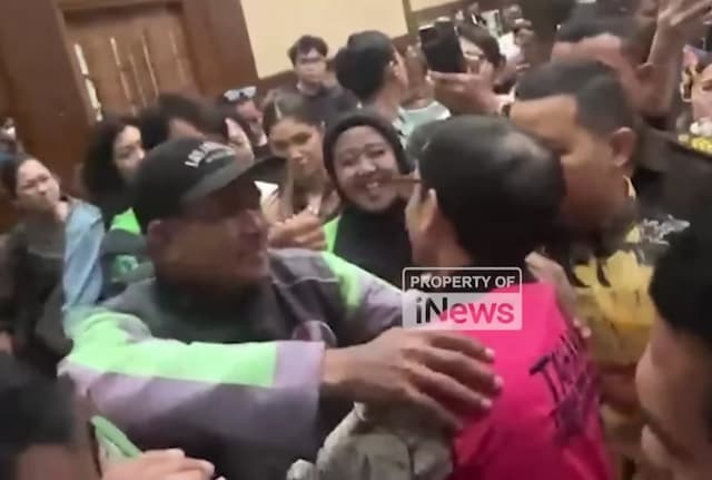Momen Haru Nadiem Disambut Driver Ojol usai Dituntut 18 Tahun Bui: Saya Gak Sendirian! Momen Haru Nadiem Disambut Driver Ojol usai Dituntut 18 Tahun Bui: Saya Gak Sendirian!