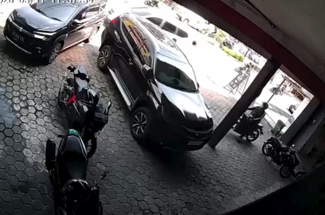 2 Perampok Gasak Uang Rp100 Juta dari Dalam Mobil yang Bannya Kempes di Bekasi 2 Perampok Gasak Uang Rp100 Juta dari Dalam Mobil yang Bannya Kempes di Bekasi