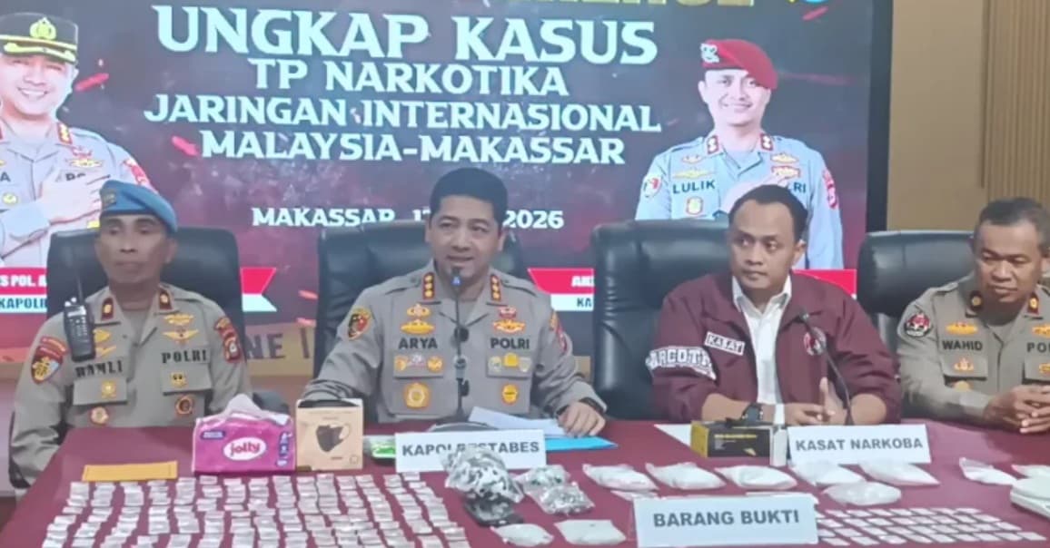 Polisi Bongkar Jaringan Narkotika Malaysia di Makassar, Sita 1,45 Kg Sabu Senilai Rp2,7 Miliar Polisi Bongkar Jaringan Narkotika Malaysia di Makassar, Sita 1,45 Kg Sabu Senilai Rp2,7 Miliar