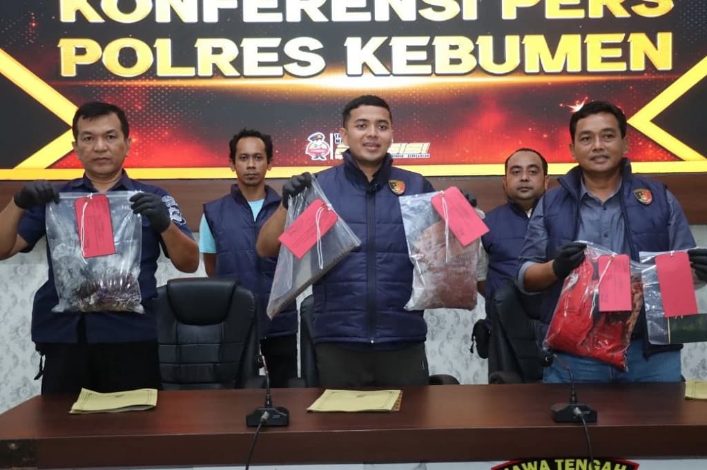 Cemburu Berujung Maut! Suami di Kebumen Aniaya Istri dan Mertua hingga Tewas Cemburu Berujung Maut! Suami di Kebumen Aniaya Istri dan Mertua hingga Tewas
