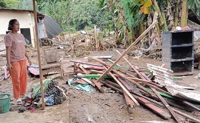 Update Banjir Bandang di Tanah Datar, 67 Rumah Rusak dan 5 Jembatan Hanyut Update Banjir Bandang di Tanah Datar, 67 Rumah Rusak dan 5 Jembatan Hanyut