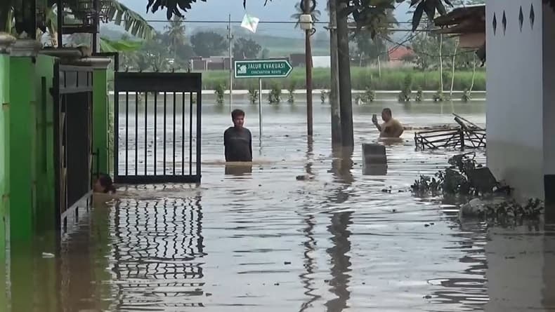 Sungai Menjangan Meluap, 300 Rumah di Lumajang Terendam Banjir Sungai Menjangan Meluap, 300 Rumah di Lumajang Terendam Banjir