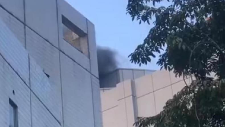 Kebakaran Gedung PPJT RSUD Dr Soetomo Surabaya Tewaskan Pasien, Asap Pekat dari Lantai 5 Kebakaran Gedung PPJT RSUD Dr Soetomo Surabaya Tewaskan Pasien, Asap Pekat dari Lantai 5