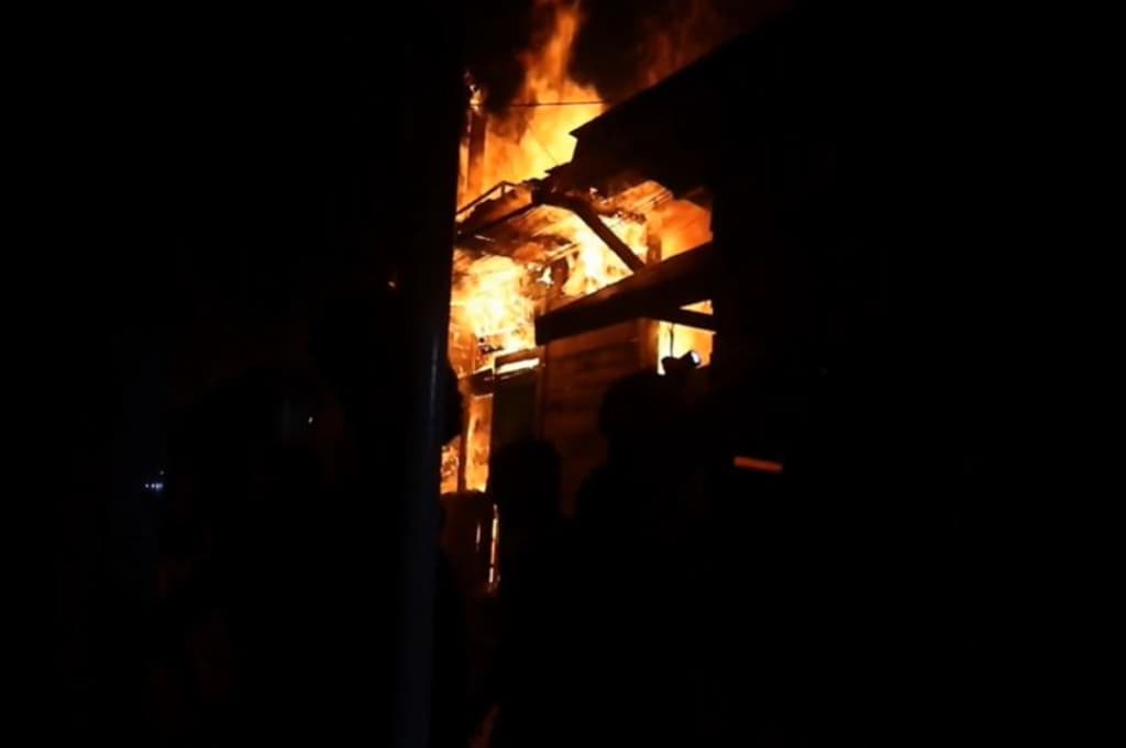 Pria Baru Keluar RSJ Bakar Rumah Sendiri di Samarinda, 2 Bangunan Ludes Dilalap Api Pria Baru Keluar RSJ Bakar Rumah Sendiri di Samarinda, 2 Bangunan Ludes Dilalap Api