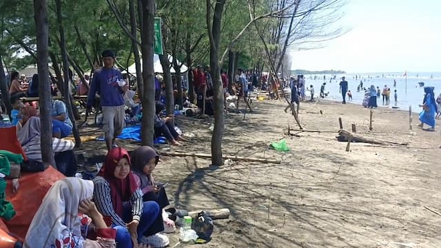 Libur Panjang, Pantai Wonokerto Pekalongan Dipadati Ribuan Wisatawan Libur Panjang, Pantai Wonokerto Pekalongan Dipadati Ribuan Wisatawan