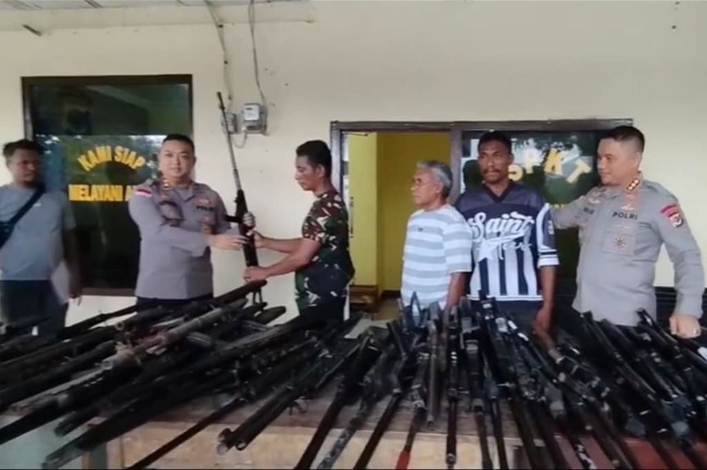 Pascakonflik di Adonara NTT, 52 Senjata Rakitan Diserahkan Warga ke Polres Flores Timur Pascakonflik di Adonara NTT, 52 Senjata Rakitan Diserahkan Warga ke Polres Flores Timur