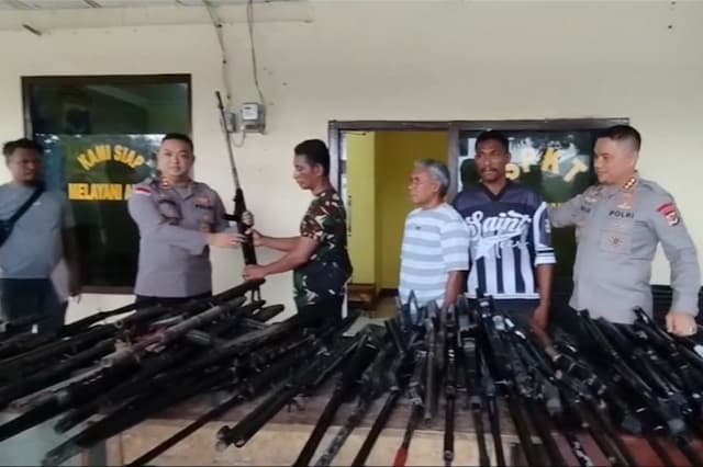 Pascakonflik di Adonara NTT, 52 Senjata Rakitan Diserahkan Warga ke Polres Flores Timur Pascakonflik di Adonara NTT, 52 Senjata Rakitan Diserahkan Warga ke Polres Flores Timur