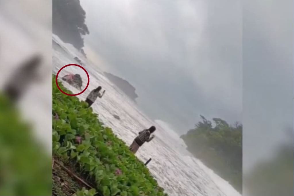 Terekam Video! Wisatawan Tewas Terseret Ombak saat Cari Spot Foto di Pantai Madasari Terekam Video! Wisatawan Tewas Terseret Ombak saat Cari Spot Foto di Pantai Madasari