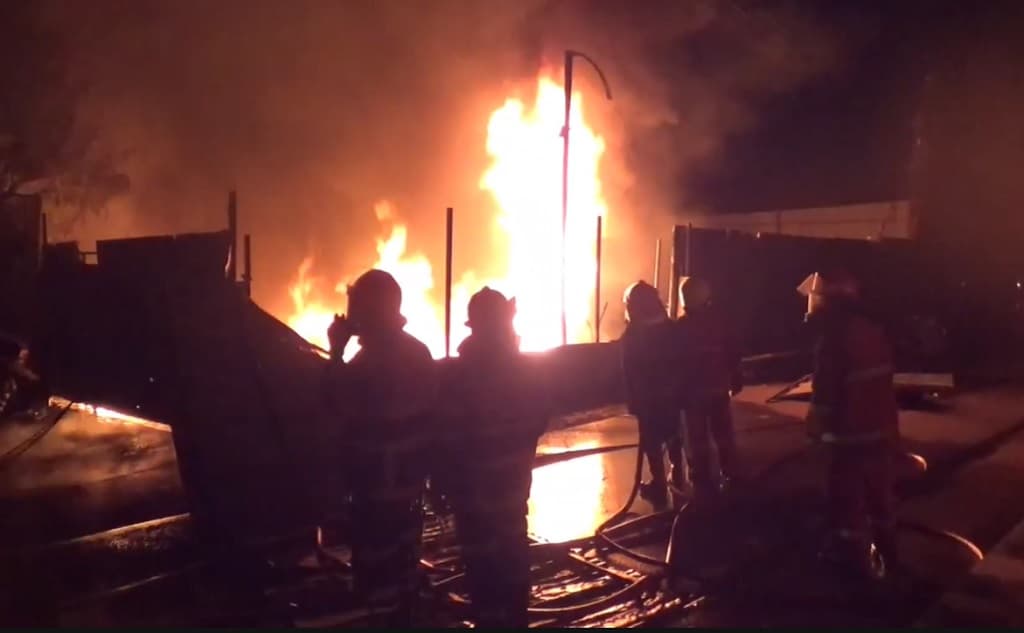 Gudang Penimbunan Solar di Jambi Terbakar, 5 Mobil Hangus Gudang Penimbunan Solar di Jambi Terbakar, 5 Mobil Hangus