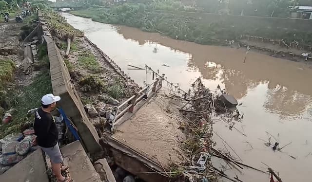 Jembatan Putus Diterjang Banjir, Warga 2 Kecamatan di Kendal Terisolasi Jembatan Putus Diterjang Banjir, Warga 2 Kecamatan di Kendal Terisolasi
