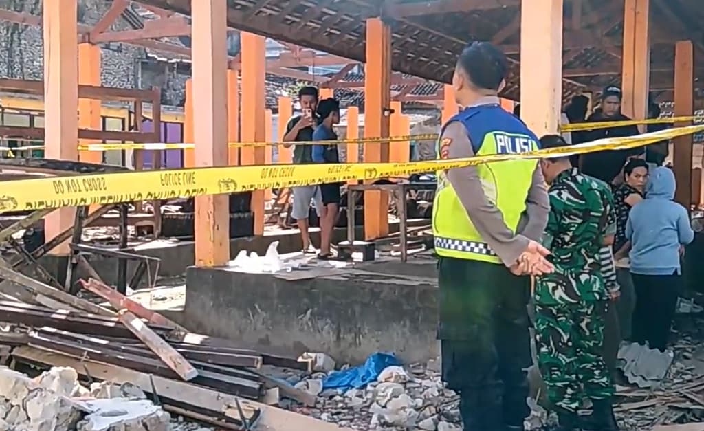 Tragis! Kakak Adik Tertimpa Tembok Ruko Ambruk di Magetan, 1 Orang Tewas Tragis! Kakak Adik Tertimpa Tembok Ruko Ambruk di Magetan, 1 Orang Tewas