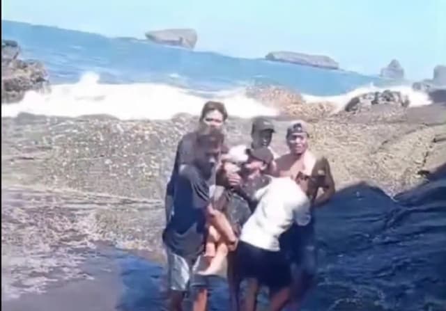 Dramatis! Detik-Detik Penyelamatan Wanita di Jember Nyaris Terjun ke Laut Dramatis! Detik-Detik Penyelamatan Wanita di Jember Nyaris Terjun ke Laut