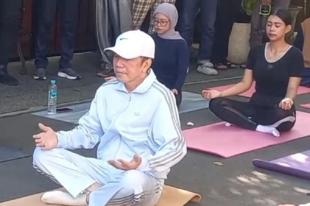 Cerita Jokowi Sering Yoga Biar Badan Segar usai Joging di Stadion Manahan Cerita Jokowi Sering Yoga Biar Badan Segar usai Joging di Stadion Manahan