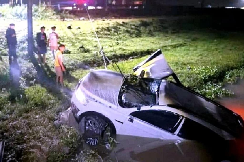 Kecelakaan Mobil Masuk Saluran Irigasi di Grobogan, 1 Orang Tewas Kecelakaan Mobil Masuk Saluran Irigasi di Grobogan, 1 Orang Tewas