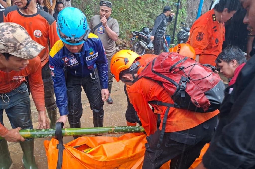 2 Wisatawan asal Karawang Tewas Tertimbun Longsor di Curug Cileat Subang 2 Wisatawan asal Karawang Tewas Tertimbun Longsor di Curug Cileat Subang