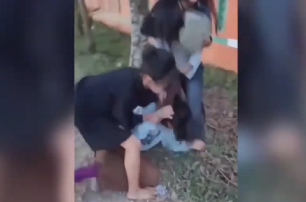 Viral Video Perundungan Siswi SMP di Gowa, Korban Dijambak dan Dipukul Viral Video Perundungan Siswi SMP di Gowa, Korban Dijambak dan Dipukul