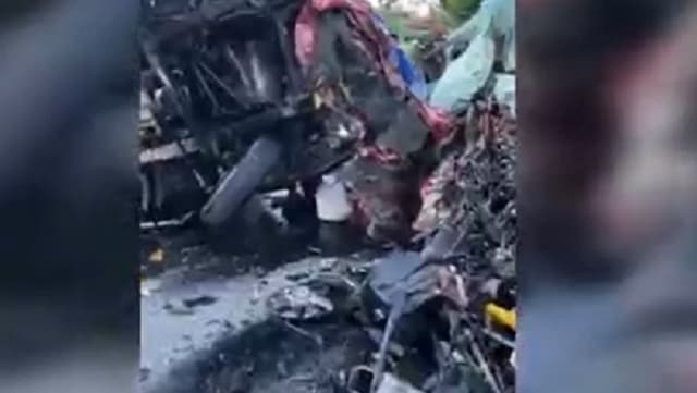 Tabrakan Truk Kontainer dan Minibus di Luwu, 3 Orang Tewas Tabrakan Truk Kontainer dan Minibus di Luwu, 3 Orang Tewas