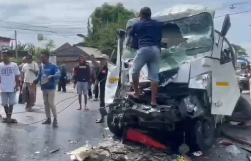 Kronologi Kecelakaan Beruntun 4 Kendaraan di Pantura Situbondo Tewaskan Pemotor Kronologi Kecelakaan Beruntun 4 Kendaraan di Pantura Situbondo Tewaskan Pemotor
