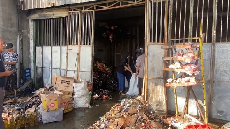 Motif Pria Lansia Nekat Bakar Toko Grosir Snack di Jombang, Sakit Hati Ditegur Motif Pria Lansia Nekat Bakar Toko Grosir Snack di Jombang, Sakit Hati Ditegur