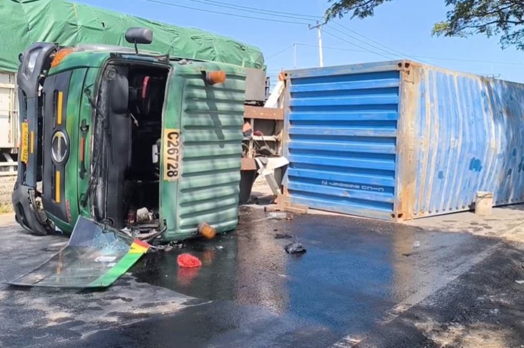 Kecelakaan Truk Pakan Ternak Terguling di Pantura Cirebon, Jalur Macet Panjang Kecelakaan Truk Pakan Ternak Terguling di Pantura Cirebon, Jalur Macet Panjang