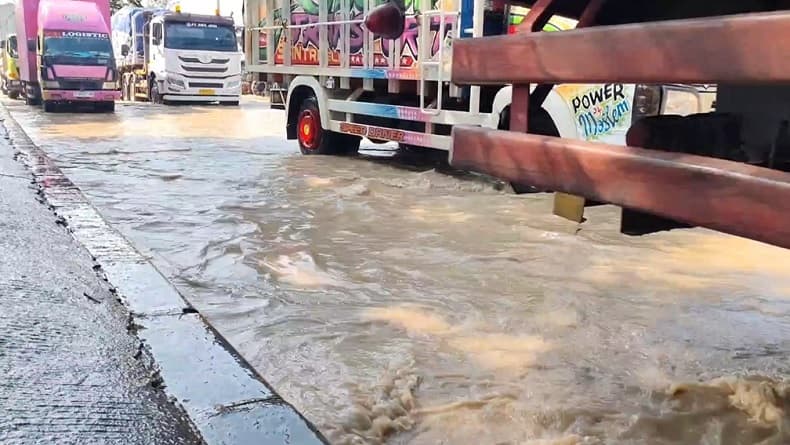 Banjir Rendam Jalur Pantura Cirebon, Kemacetan hingga Lebih dari 4 Km Banjir Rendam Jalur Pantura Cirebon, Kemacetan hingga Lebih dari 4 Km