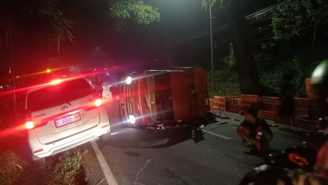 Hindari Kendaraan Oleng, Truk Penuh Muatan Ayam Terguling di Cianjur Hindari Kendaraan Oleng, Truk Penuh Muatan Ayam Terguling di Cianjur