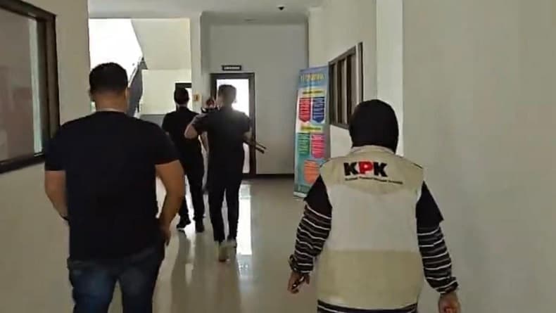 Dikawal Ketat Polisi, KPK Geledah Dinkes Ponorogo Pengembangan Kasus OTT Mantan Bupati Dikawal Ketat Polisi, KPK Geledah Dinkes Ponorogo Pengembangan Kasus OTT Mantan Bupati