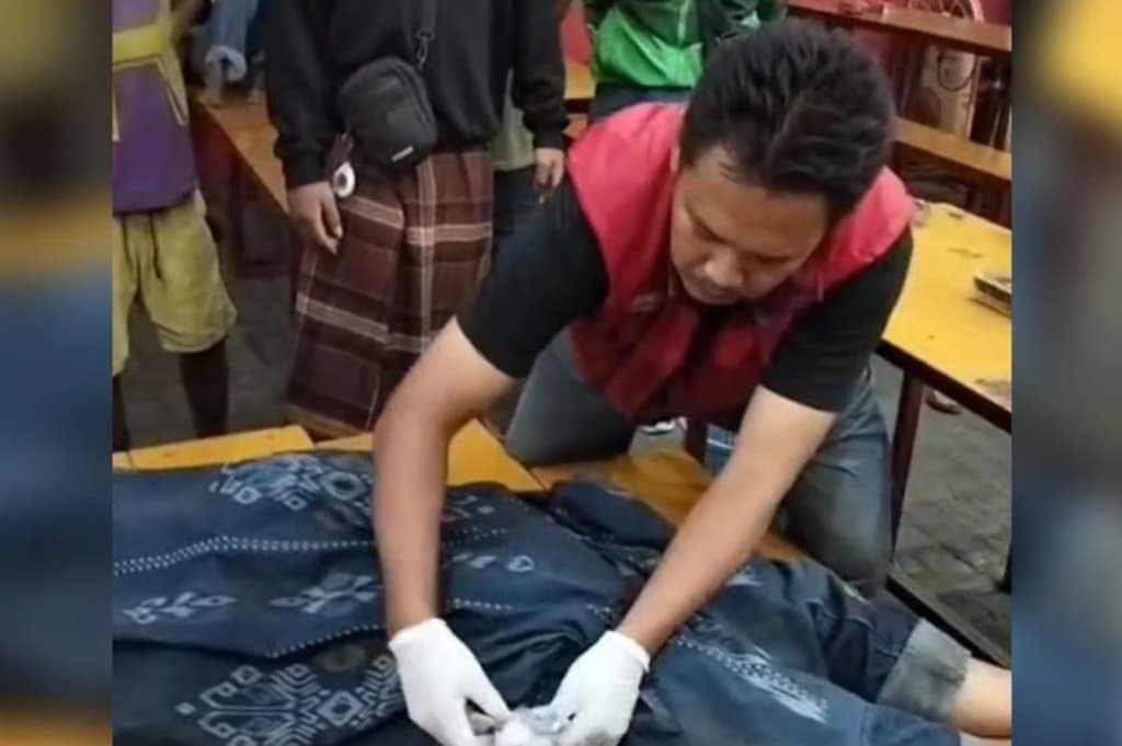 Viral Pengunjung Warkop di Waru Sidoarjo Tewas Mendadak usai Minum 2 Cangkir Kopi Viral Pengunjung Warkop di Waru Sidoarjo Tewas Mendadak usai Minum 2 Cangkir Kopi