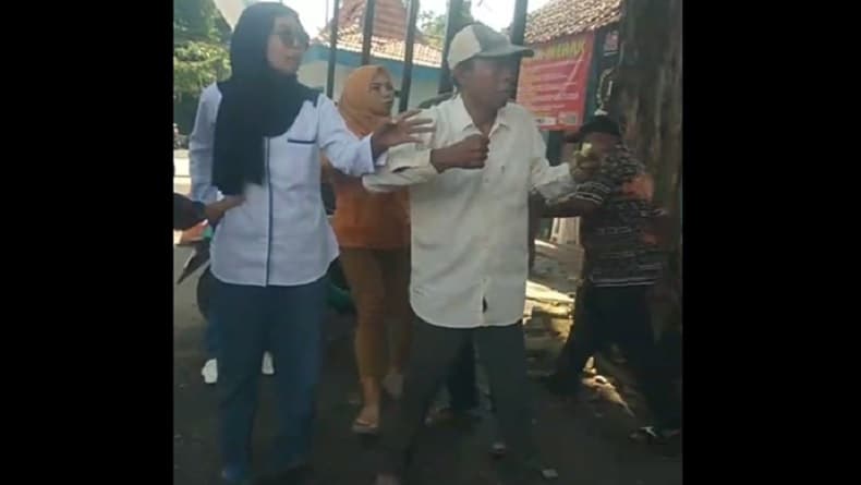 Viral! Perempuan Penjaga Loket di Terminal Bangkalan Dipukul Preman Viral! Perempuan Penjaga Loket di Terminal Bangkalan Dipukul Preman