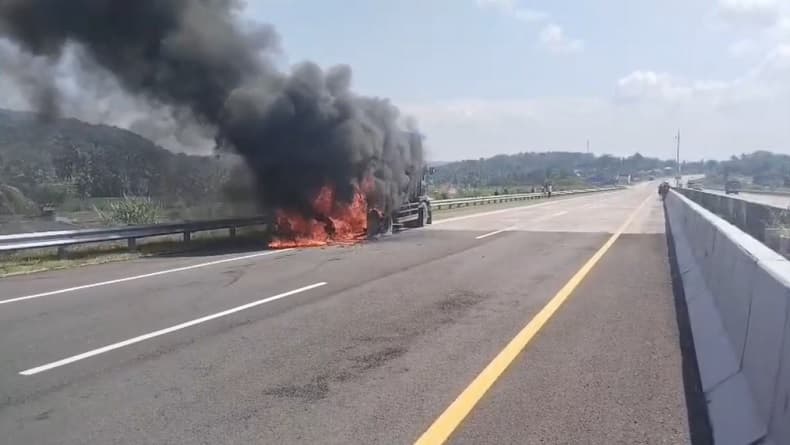Truk Terbakar Hebat di Tol Cisumdawu, Api Berasal dari Roda Belakang Truk Terbakar Hebat di Tol Cisumdawu, Api Berasal dari Roda Belakang