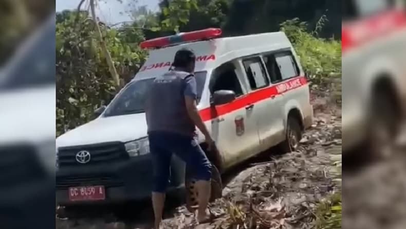 Ambulans Bawa Pasien Terjebak Longsor di Mamuju Ambulans Bawa Pasien Terjebak Longsor di Mamuju