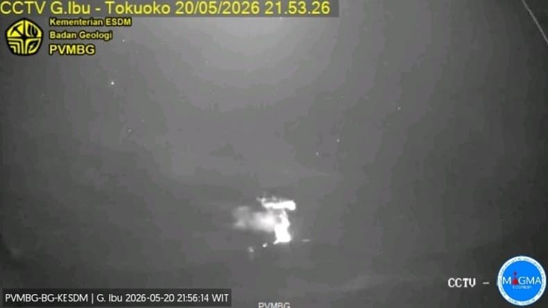 Gunung Ibu Erupsi Muntahkan Kolom Abu Vulkanik 1.000 Meter Gunung Ibu Erupsi Muntahkan Kolom Abu Vulkanik 1.000 Meter