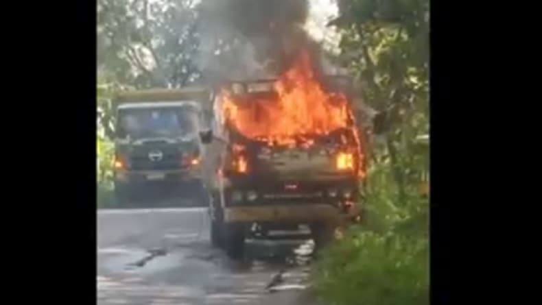 Tak Kuat Menanjak, Truk Bermuatan Mesin Panen Padi Hangus Terbakar di Lamongan Tak Kuat Menanjak, Truk Bermuatan Mesin Panen Padi Hangus Terbakar di Lamongan