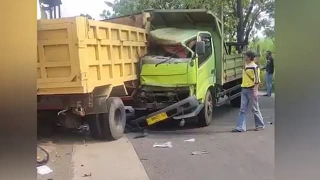 2 Truk di Jombang Tabrakan hingga Ringsek, Petugas BPBD Evakuasi Sopir Terjepit 2 Truk di Jombang Tabrakan hingga Ringsek, Petugas BPBD Evakuasi Sopir Terjepit