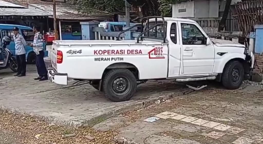 Mobil KDMP Tabrak Angkot di Karawang gegara Sopir Ngantuk, Sejumlah Orang Luka Mobil KDMP Tabrak Angkot di Karawang gegara Sopir Ngantuk, Sejumlah Orang Luka