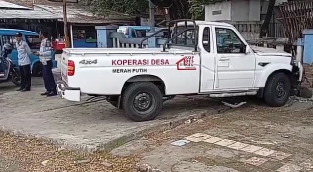 Mobil KDMP Tabrak Angkot di Karawang gegara Sopir Ngantuk, Sejumlah Orang Luka Mobil KDMP Tabrak Angkot di Karawang gegara Sopir Ngantuk, Sejumlah Orang Luka