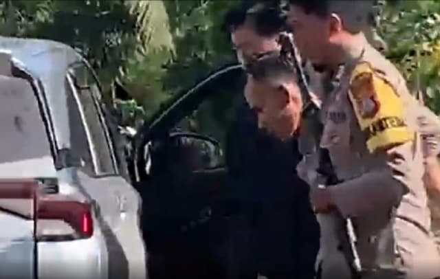Tragedi Berdarah Pria Ngamuk Bacok 3 Orang di Banjar, 1 Tewas Ayah Luka-Luka Tragedi Berdarah Pria Ngamuk Bacok 3 Orang di Banjar, 1 Tewas Ayah Luka-Luka